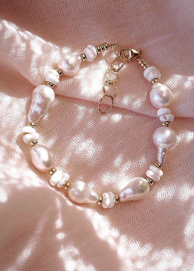 Puka Baroque Pearl Bracelet – Kakahi | White Puka Shell & Freshwater Pearl Bracelet | Ke Aloha Jewelry - Triniskies