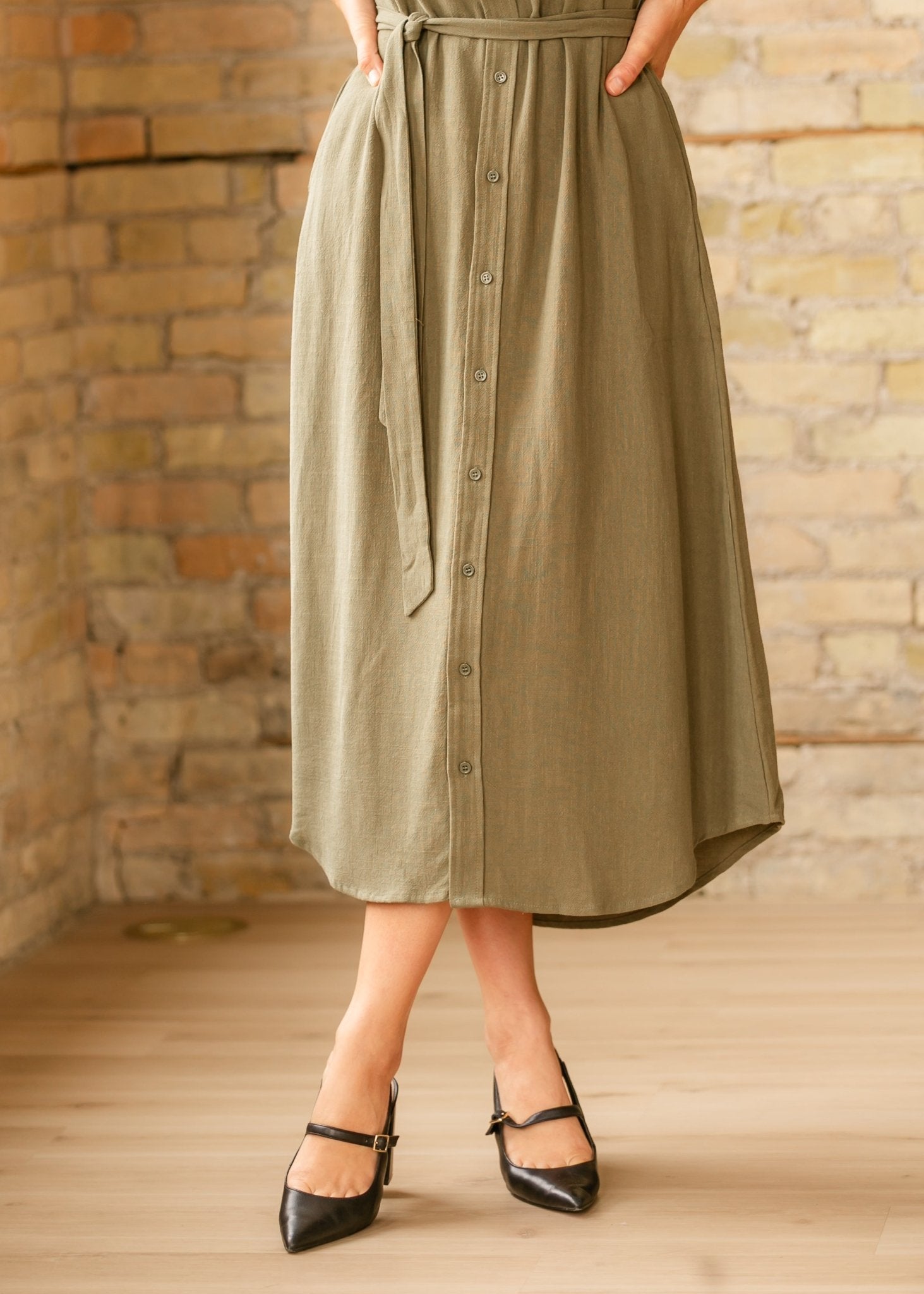 Willow Linen Midi Dress – Green Button - Front with Belt - Triniskies
