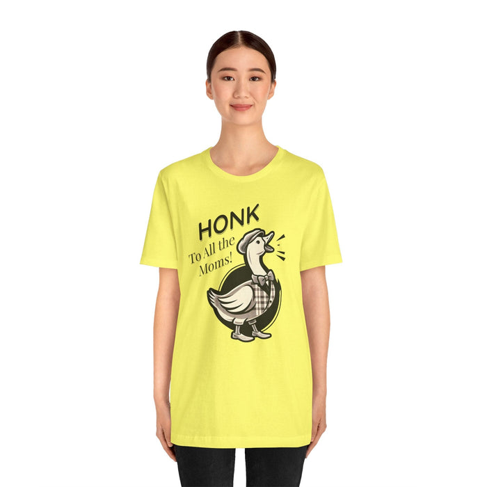 Printify T-Shirt Honk to All the Moms - Goose Short Unisex Tee! Celebrate Moms Everywhere Short Sleeve Crewneck Tshirt Great Gift!