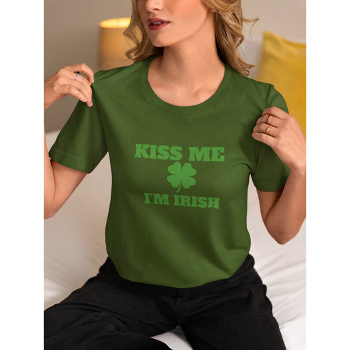 Trini Skies Kiss Me I'm Irish Short Sleeve Pullover Graphic Crewneck Sweatshirt