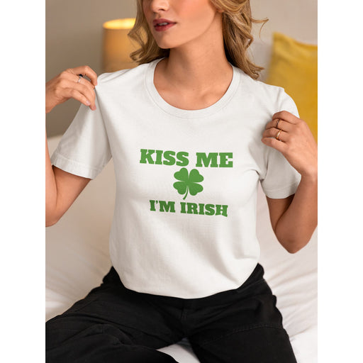 Trini Skies Kiss Me I'm Irish Short Sleeve Pullover Graphic Crewneck Sweatshirt